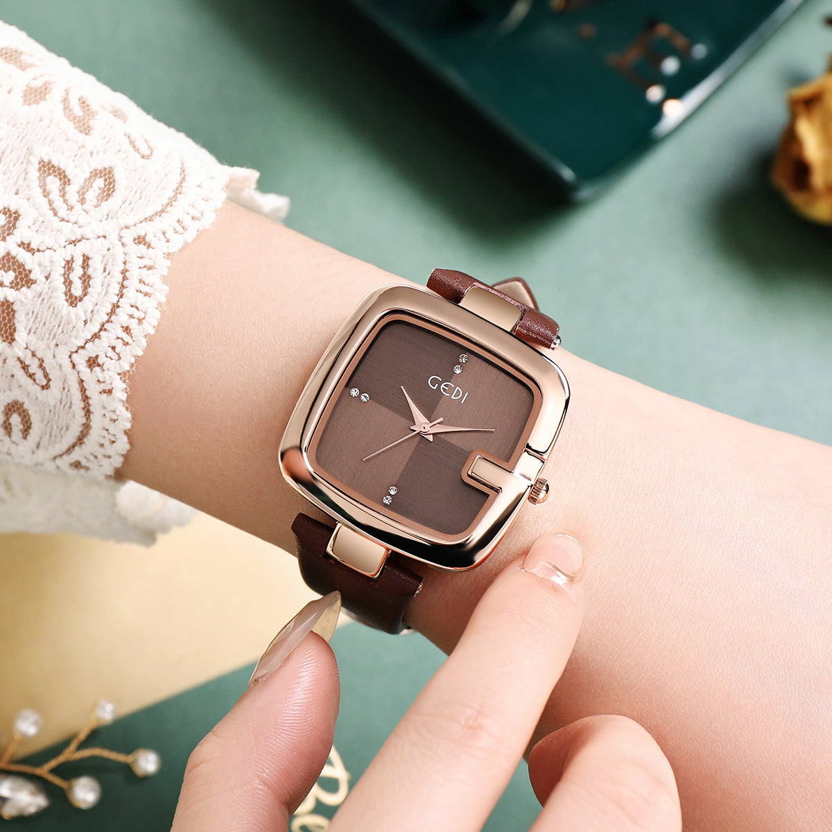 Women's Fashionable Temperament Belt Quartz Watch - MAXXLIFE ONLINE STORE